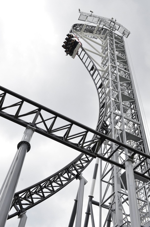 「富士急ハイランド」の大型ローラーコースター「高飛車」。ぼっちで挑んでこそ男だ。