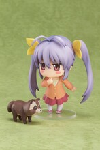 「ねんどろいど 宮内れんげ」に付属品であるタヌキの「具」を添えた様子。(c)2013 あっと・株式会社KADOKAWA メディアファクトリー刊／旭丘分校管理組合