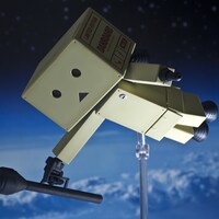 「よつばと！マシーネンダンボー #002 Ma.K.BOX」(c)KIYOHIKO AZUMA/YOTUBA SUTAZIO(c)Kow Yokoyama 2014