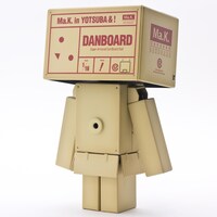 「よつばと！マシーネンダンボー #002 Ma.K.BOX」(c)KIYOHIKO AZUMA/YOTUBA SUTAZIO(c)Kow Yokoyama 2014