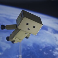 「よつばと！マシーネンダンボー #003 BANANA BOX」(c)KIYOHIKO AZUMA/YOTUBA SUTAZIO(c)Kow Yokoyama 2014