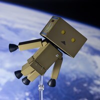 「よつばと！マシーネンダンボー #003 BANANA BOX」(c)KIYOHIKO AZUMA/YOTUBA SUTAZIO(c)Kow Yokoyama 2014