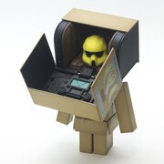 「よつばと！マシーネンダンボー #003 BANANA BOX」(c)KIYOHIKO AZUMA/YOTUBA SUTAZIO(c)Kow Yokoyama 2014