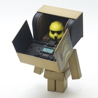 「よつばと！マシーネンダンボー #003 BANANA BOX」(c)KIYOHIKO AZUMA/YOTUBA SUTAZIO(c)Kow Yokoyama 2014