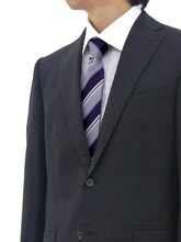 「にゃんぱすネクタイ」を着用した様子。一見するとキャラグッズを持っているようには見えない。(c)2013 あっと・株式会社KADOKAWA メディアファクトリー刊／旭丘分校管理組合