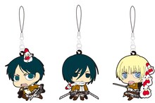 キャンペーンでプレゼントされるオリジナル ちみキャララバーストラップ エレン・ミカサ・アルミンセット。 (c)諫山創・講談社／「進撃の巨人」製作委員会