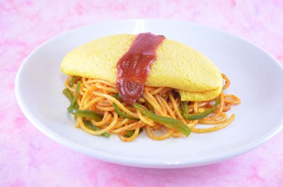 フード「巻島家の味　オムナポリタンで決まりっショ」 (c)渡辺航（週刊少年チャンピオン）／弱虫ペダル製作委員会