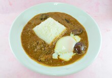 フード「ギアが自然と上がっちゃう、山岳のたっぷりキーマカレー」 (c)渡辺航（週刊少年チャンピオン）／弱虫ペダル製作委員会