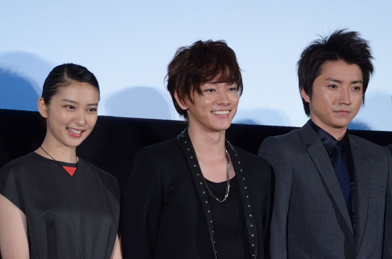 舞台挨拶に登壇した武井咲、佐藤健、藤原竜也（左から）。