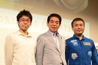 （左から）小山宙哉、下村博文文部科学大臣、若田飛行士。