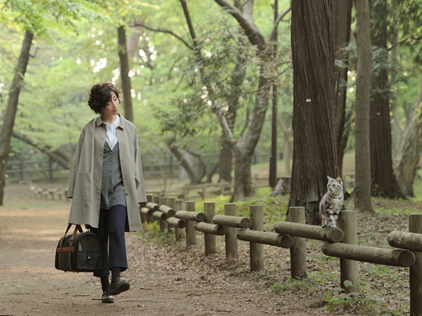 特報映像にて公開された、宮沢りえ演じる小島麻子と飼い猫のグーグーが一緒に井の頭公園を散歩するシーン。