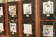 会場には作家陣の色紙が展示された。