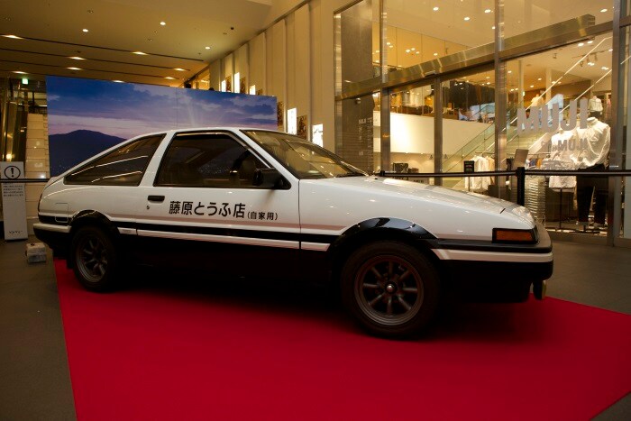 新宿ピカデリーに展示されている藤原とうふ店仕様のハチロク。 (c)しげの秀一/講談社・2014新劇場版「頭文字D」製作委員会