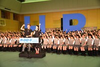 2人は集まった約300人の学生を背に「夏休みは、ホットロード！」と掛け声を決めた。