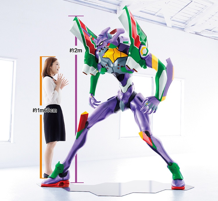 「新劇場版 エヴァンゲリオン初号機ヒューマンスケールフィギュア（セブン-イレブンカラー）」と、160cmのモデルが並んだ様子。(c)カラー (c)GAINAX・カラー　2014 RUN'A Entertainment.,Inc. All rights reserved.