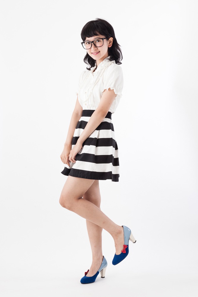 「江戸川コナンモデルパンプス」をモデルが履いた様子。(c)青山剛昌/小学館・読売テレビ・TMS 1996