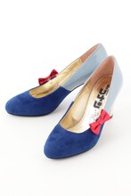 「江戸川コナンモデルパンプス」。真実はいつも1つ、靴は2つで1足。(c)青山剛昌/小学館・読売テレビ・TMS 1996