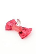 「江戸川コナンモデルパンプス」のリボンパーツは、シュークリップで取り外しできる仕様。(c)青山剛昌/小学館・読売テレビ・TMS 1996