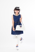 「怪盗キッドモデルブーティ」をモデルが履いた様子。(c)青山剛昌/小学館・読売テレビ・TMS 1996