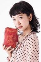 「クロウカードの本ポーチ」をモデルが持った様子。(c)CLAMP・ST・講談社／NHK・NEP