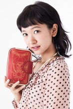 「クロウカードの本ポーチ」をモデルが持った様子。(c)CLAMP・ST・講談社／NHK・NEP