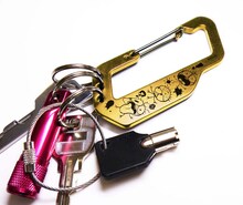 「まこと虫カラビナ」使用例。(C)楳図かずお ／ 小学館 (C)2014「マザー」製作委員会