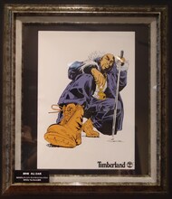 メラが「プレミアム ジップ トップ ブーツ」を着用した、井上三太描き下ろしイラスト。このイラストのポスターに直筆サインを入れたものが、抽選で10名にプレゼントされる。(c)SANTASTIC!ENTERTAINMENT 2014