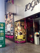 109MEN'Sを「TOKYO TRIBE」がジャックする様子。(c)2014INOUE SANTA/”TOKYO TRIBE” FILM PARTNERS