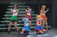 ミュージカル「美少女戦士セーラームーン ～Petite Etrangere～」より、セーラームーン、マーキュリー、マーズ、ジュピター、ヴィーナス。