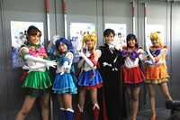左からセーラージュピター役の高橋ユウ、セーラーマーキュリー役の小山百代、セーラームーン役の大久保聡美、タキシード仮面役の大和悠河、セーラーマーズ役の七木奏音、セーラーヴィーナス役の坂田しおり。