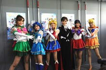 左からセーラージュピター役の高橋ユウ、セーラーマーキュリー役の小山百代、セーラームーン役の大久保聡美、タキシード仮面役の大和悠河、セーラーマーズ役の七木奏音、セーラーヴィーナス役の坂田しおり。