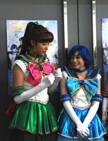 セーラージュピター役の高橋ユウとセーラーマーキュリー役の小山百代。