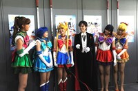 囲み取材の様子。