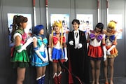 囲み取材の様子。