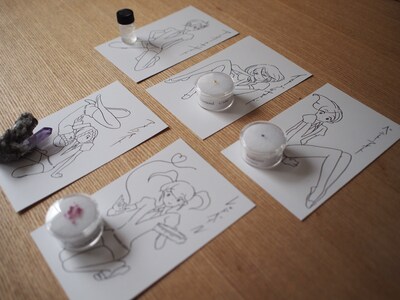 抽選でプレゼントされる宝石とイラストカード。