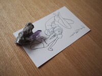 アメシストの宝石とイラストカード。