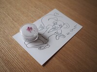 レッドベリルの宝石とイラストカード。