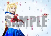 「PROPLICA キューティムーンロッド」を会場で予約するともらえる特典。(C)Naoko Takeuchi(C)武内直子・PNP／ミュージカル「美少女戦士セーラームーン」製作委員会2014(C)武内直子・PNP・講談社・東映アニメーション(C)武内直子・PNP・東映アニメーション
