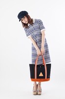 「烏野高校モデル」のトートバッグをモデルが持った様子。(c)古舘春一/集英社・「ハイキュー!!」製作委員会・MBS