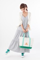 「青葉城西高校モデル」のトートバッグをモデルが持った様子。(c)古舘春一/集英社・「ハイキュー!!」製作委員会・MBS