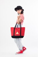 「音駒高校モデル」のトートバッグをモデルが持った様子。(c)古舘春一/集英社・「ハイキュー!!」製作委員会・MBS