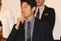 舞台挨拶に登場した、メラ役の鈴木亮平。