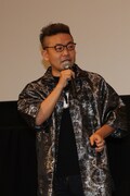 舞台挨拶に登場した、園子温監督。