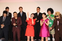 舞台挨拶の様子。メラ役の鈴木亮平、海役のYOUNG DAIS、スンミ役の清野菜名がそれぞれラップを披露した。