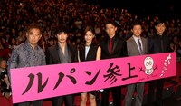 （左から）北村龍平監督、綾野剛、黒木メイサ、小栗旬、浅野忠信、玉山鉄二。