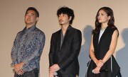 （左から）北村龍平監督、綾野剛、黒木メイサ。