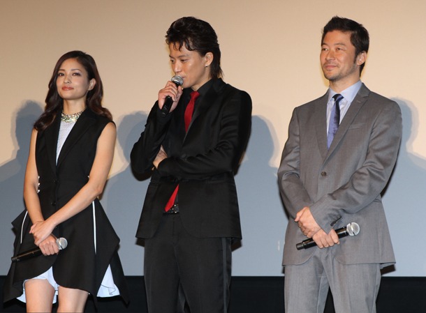 （左から）黒木メイサ、小栗旬、浅野忠信。