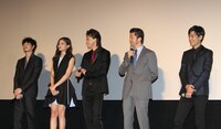 （左から）綾野剛、黒木メイサ、小栗旬、浅野忠信、玉山鉄二。