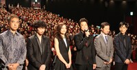 （左から）北村龍平監督、綾野剛、黒木メイサ、小栗旬、浅野忠信、玉山鉄二。
