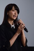 名波菊子役の山本美月。